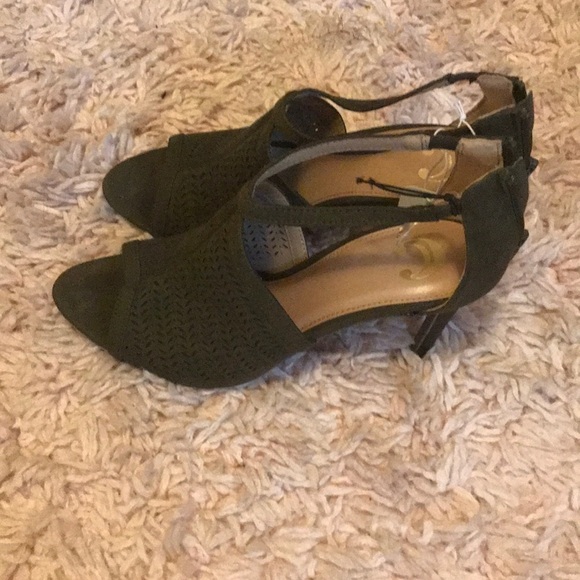 NWT! Charming Charlie Olive Army Green Suede Heels - Size 9🫧 - Picture 6 of 11